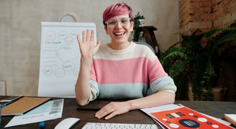 Retrato de una joven mirando a la cámara y sonriendo, en alusión con a la alegría de estudiar pedagogía, Fotografía de Canva