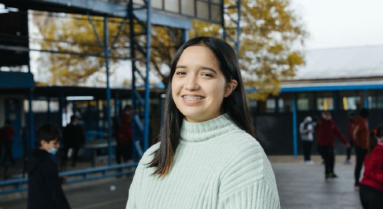 Retrato de joven interesada en estudiar pedagogía, durante la visita a un colegio en Macul